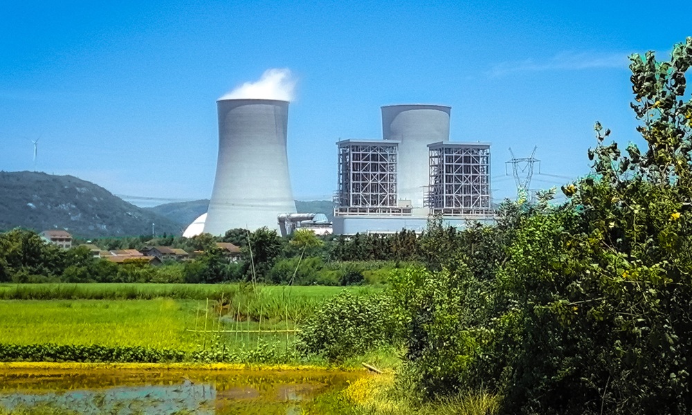 7月5日，湖南岳陽市華容縣團洲垸洞庭湖一線堤防發生堤壩決堤。位于潰堤上游的國家能源集團湖南岳陽電廠聞“汛”而動，全員現場值守，針對“三線一場”做了詳細的評估分析并作應急準備，并于7月6日組織黨員先鋒隊攜物資馳援大堤決口現場。圖為7月6日拍攝的岳陽電廠。