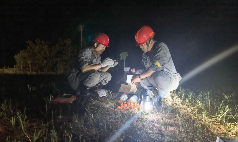 國家電網電力搶險人員連夜在華容團洲垸安裝應急照明。