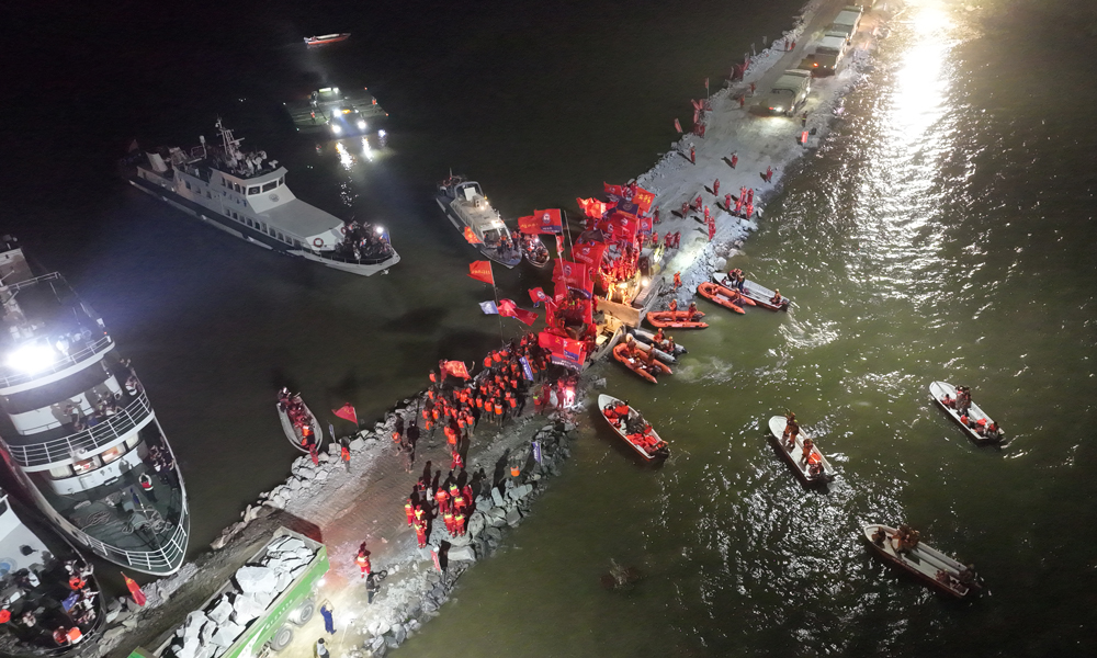國家電網電力搶險人員使用系留式無人機為洞庭湖大堤決口合龍現(xiàn)場徹夜照明。