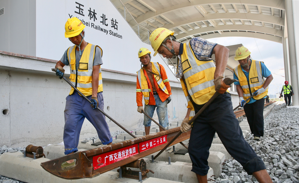 為確保按期完成節(jié)點(diǎn)，項(xiàng)目團(tuán)隊(duì)強(qiáng)化資源投入、優(yōu)化作業(yè)工序，縮短管理鏈條，保持日均鋪軌6公里的速度，高峰期一天鋪軌達(dá)到12公里。全線軌道鋪通后，南深高鐵南玉段項(xiàng)目將加速推進(jìn)無(wú)縫焊軌和軌道精調(diào)，并開展全線靜態(tài)驗(yàn)收工作，為聯(lián)調(diào)聯(lián)試做好準(zhǔn)備。圖為建設(shè)者正在開展鋪軌作業(yè)。