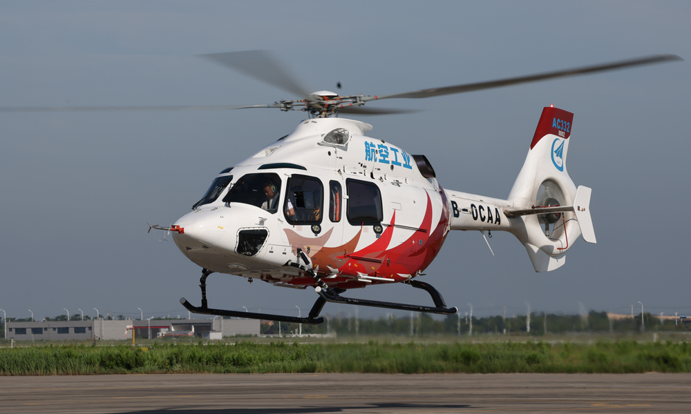 AC332直升機(jī)可廣泛應(yīng)用于緊急醫(yī)療救護(hù)、應(yīng)急救援、公務(wù)執(zhí)法、高原作業(yè)和海上作業(yè)等領(lǐng)域。尤其是在高海拔地區(qū)可高效完成人員物資運(yùn)輸、搜索救援、醫(yī)療救護(hù)等多種作業(yè)任務(wù)，并滿足高原地區(qū)現(xiàn)有及規(guī)劃?rùn)C(jī)場(chǎng)間的轉(zhuǎn)運(yùn)要求。
