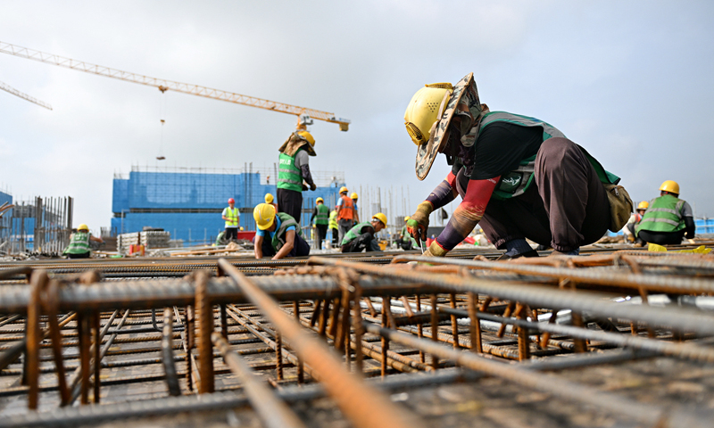 中國建筑項目建設團隊堅持方案先行、技術引領，帶領近千名建設者奮戰一線，確保工程按照施工節點有序推進。圖為中建三局工人在雄安科創中心二期、三期項目建設現場捆綁鋼筋。新華社記者 牟宇 攝