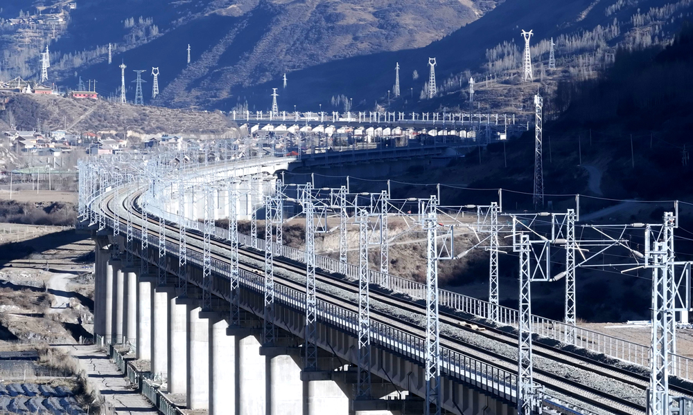 川青鐵路起自成都東站，經四川省阿壩藏族羌族自治州，甘肅省甘南藏族自治州，青海省黃南藏族自治州、海東市，接入西寧站，正線全長約836公里，設計時速200公里，為國家Ⅰ級雙線鐵路。