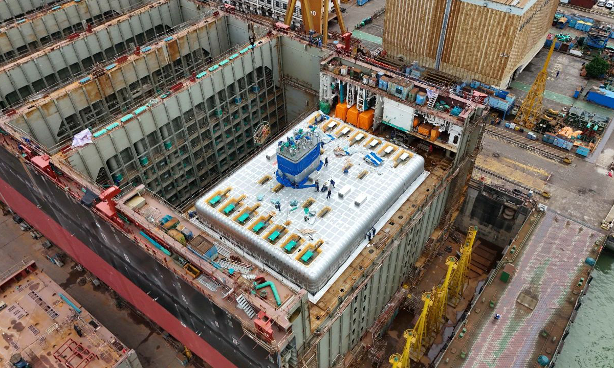 日前，中國船舶廣船國際建造的首艘16000TEU雙燃料集裝箱船完成B型LNG燃料艙吊裝。該B型LNG燃料艙艙容為13000立方米，重達1200噸，為目前國內(nèi)船用最大的B型LNG燃料單艙。
