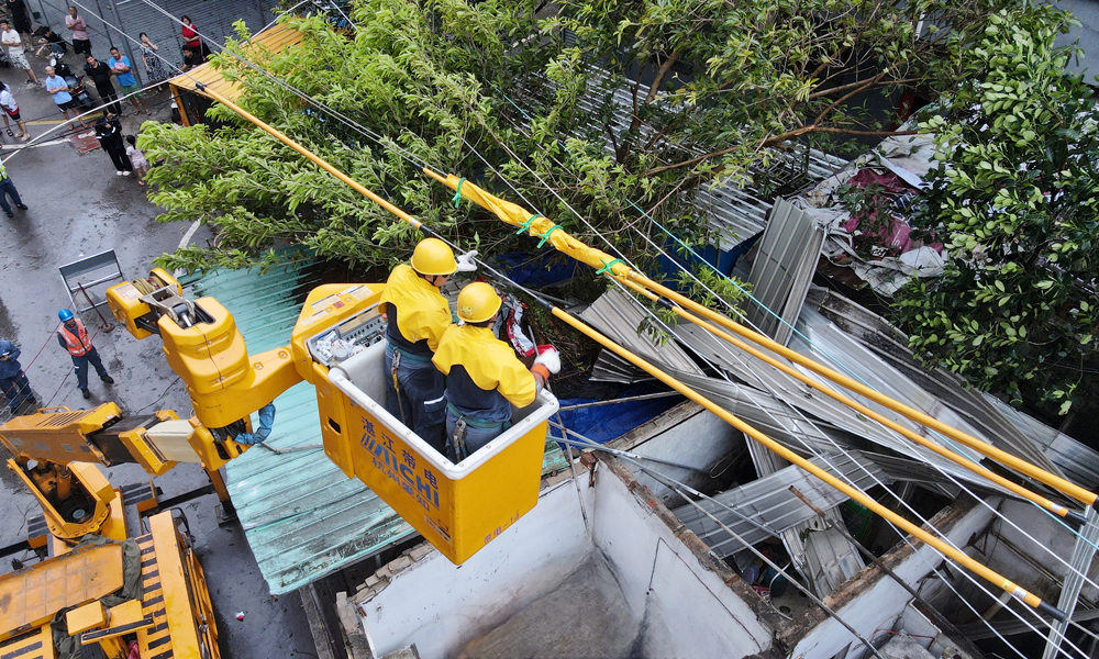 9月7日，南方電網廣東湛江供電局對10千伏線路開展搶修。