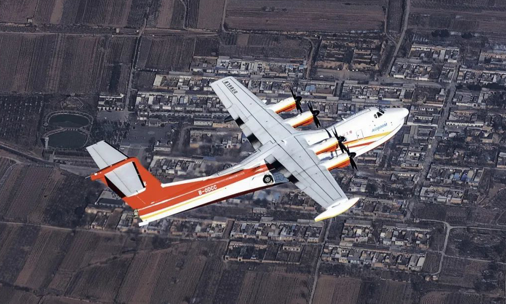 近日，在陜西蒲城國家民機試飛基地，由航空工業自主研制的大型滅火/水上救援水陸兩棲飛機“鯤龍”AG600首個局方審定試飛科目——大氣數據系統校準（簡稱空速校準試飛）順利完成，AG600正式進入局方審定試飛階段。