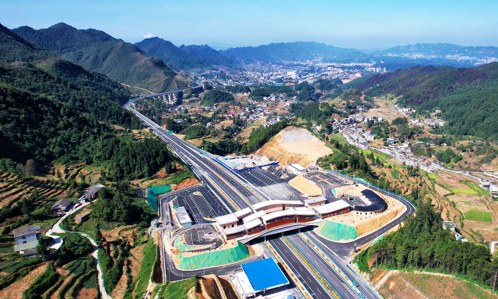 據(jù)悉，金仁桐高速公路的實(shí)施對(duì)發(fā)揮貴州作為西南陸路交通樞紐的作用，促進(jìn)黔中經(jīng)濟(jì)區(qū)與成渝經(jīng)濟(jì)區(qū)的協(xié)調(diào)發(fā)展，推動(dòng)沿線產(chǎn)業(yè)開(kāi)發(fā)利用、區(qū)域旅游業(yè)快速發(fā)展、振興紅色革命老區(qū)發(fā)展等具有重要意義。投用后，將極大縮短貴州西部與重慶的時(shí)空距離，同時(shí)桐梓縣到遵義茅臺(tái)機(jī)場(chǎng)車(chē)程將由2小時(shí)縮短至45分鐘，仁懷到桐梓車(chē)程縮短近一半，只需不到1小時(shí)。圖為金仁桐高速公路壇廠服務(wù)區(qū)。