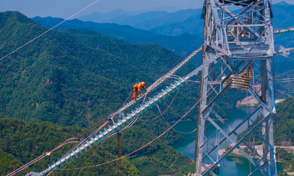 國家電網浙江送變電公司工作人員在國網新源縉云抽水蓄能電站500千伏送出工程麗水段開展高空走線驗收工作。