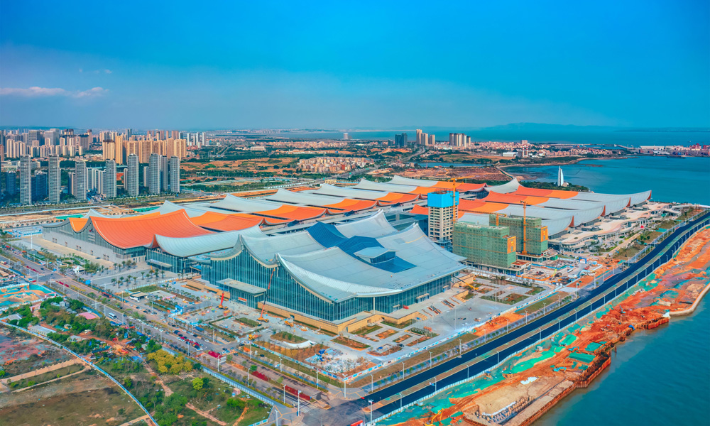 廈門國博會議中心的開館是廈門營商環(huán)境優(yōu)化升級的重要里程碑，不僅能夠滿足各類大型會議、活動、演藝等多功能使用需求，還將成為廈門市重大型會議活動的重要載體，進(jìn)一步完善福建會展基礎(chǔ)設(shè)施，推動建設(shè)形成“會+展+酒店+配套商業(yè)”的會展集聚區(qū)，打造福建省溝通世界的“新窗口”。