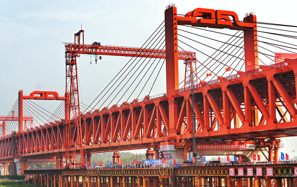 濟陽黃河公鐵大橋受防洪、通航及機場限高等因素影響，主橋設計形式具有典型的“一重（荷載重），兩大（跨度大、體量大），三多（橋塔多、主跨變化多、邊界條件影響因素多）”的特點。斜拉索最大索力達到1400噸，位居世界前列、黃河橋第一。大橋主橋鋼梁主桁桿件采用高強度螺栓拼裝，全橋共計98個節間。鋼梁于2023年7月7日首架。