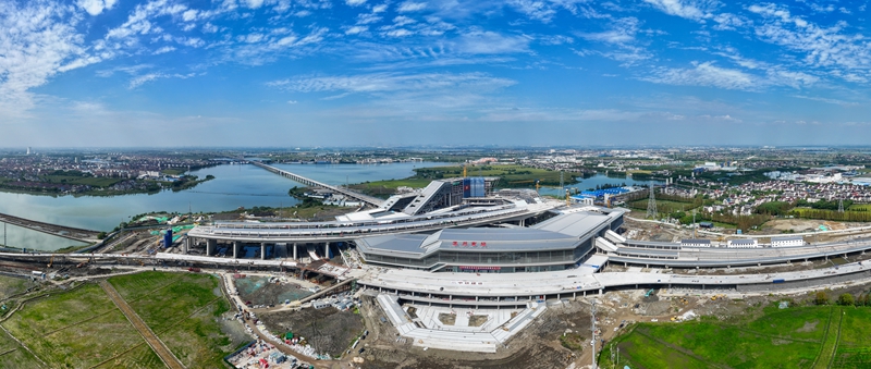 10月9日，由中鐵建設承建的蘇州南站站房外立面亮相，標志著車站建設取得重要進展，為站房投入使用打下堅實基礎。新華社記者 季春鵬 攝