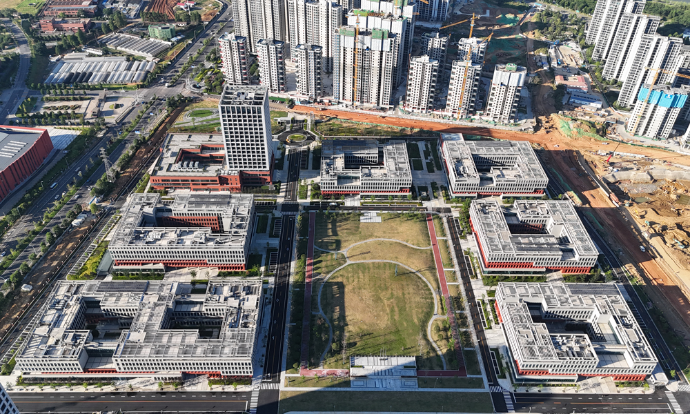 由中國建筑旗下中建五局承建的長沙岳麓山實驗室集聚區農大片區項目，致力于打造國家級實驗室，項目位于湖南省長沙市，項目總建筑面積20.4萬平方米，包含3個功能研究部、6個品種創新中心、2個公共平臺、1個共享服務中心，是岳麓山實驗室四大片區的首開片區，項目建成后將成為湖南重大戰略種源創新區、育種共性技術研究創新區以及高水平種業創新人才集聚區的種業創新高地。