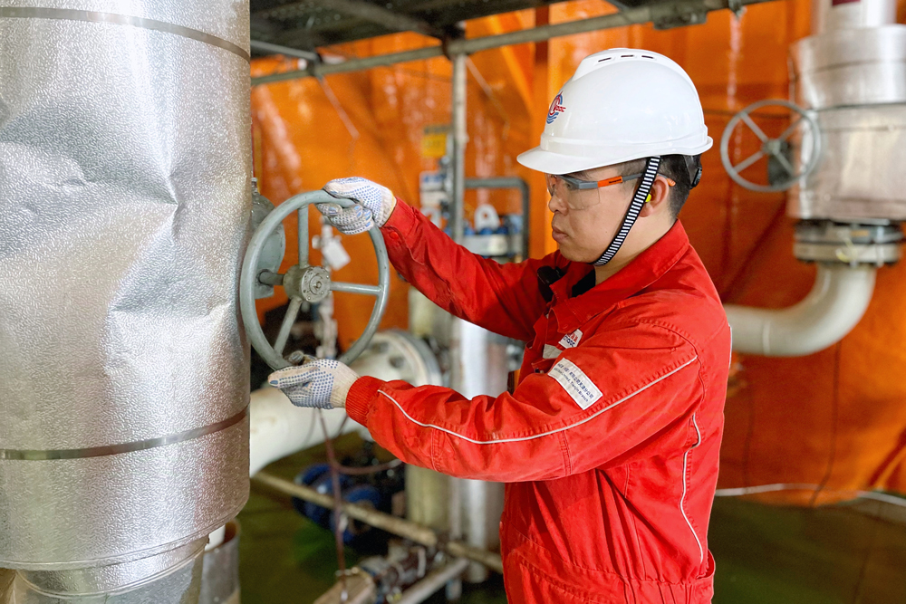 自2023年末開工建設(shè)以來，該項目依托海油工程天津智能化制造基地在智能化、標準化建造等方面的優(yōu)勢，大幅提升了項目建設(shè)效率，有力促進了海洋油氣資源高效開發(fā)。目前，渤中19-2油田開發(fā)項目共投用4口開發(fā)井、4條海管。中國海油科學(xué)規(guī)劃、全面統(tǒng)籌，不斷加快項目全面投產(chǎn)步伐，進一步提升保障國家能源安全能力。圖為工作人員加強渤中19-2油田設(shè)備巡檢，做好工藝流程調(diào)整。