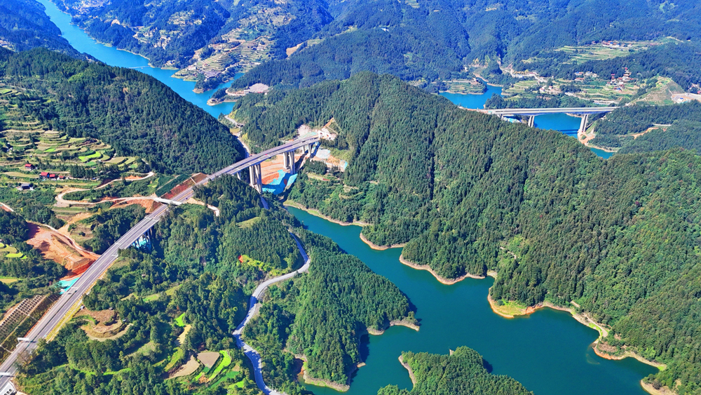 近日，由中國鐵建昆侖投資集團投資運營，鐵四院勘察設(shè)計，中國鐵建大橋局、中鐵十五局、中鐵十六局、中鐵十七局、中鐵十八局、中鐵十九局、中鐵二十二局、中鐵二十四局參與建設(shè)的貴州劍河至黎平高速公路正式建成通車，貴州南北高速路網(wǎng)再添新通道。圖為劍黎高速美樂1號大橋。