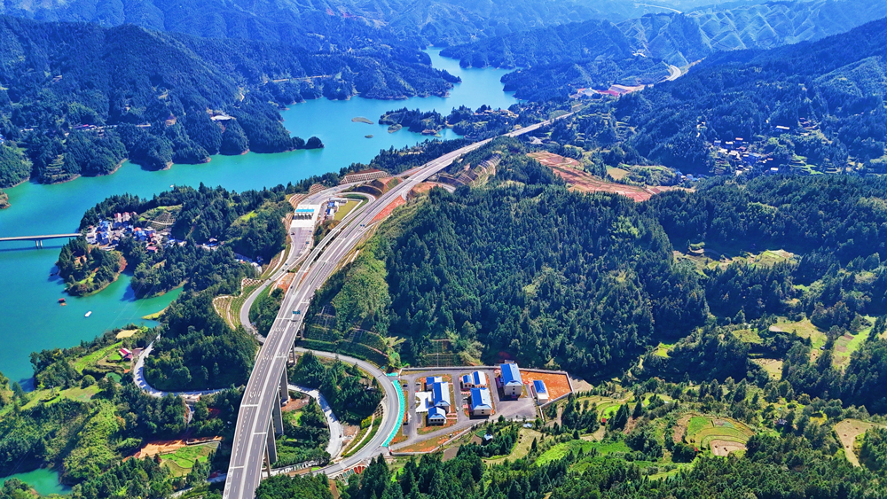 劍黎高速公路是中國鐵建“投資—設(shè)計—施工—運營”全產(chǎn)業(yè)鏈打造的高速公路，全長74.754公里，起自劍河縣柳川鎮(zhèn)巫作溪樞紐互通，止于黎平縣敖市鎮(zhèn)八舟河樞紐互通，設(shè)計時速80公里，全線橋隧比69.4%。圖為劍黎高速固本互通。