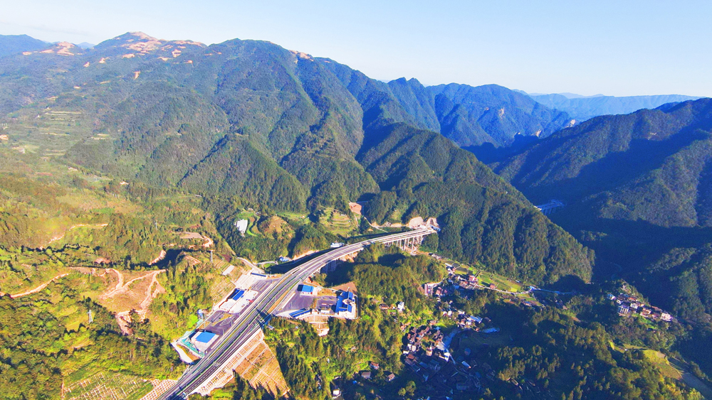 針對沿線喀斯特地貌帶來的路基塌陷等工程病害隱患，中國鐵建各參建單位項目團隊采用液壓爬模技術(shù)，通過自動、連續(xù)、快速爬升的數(shù)控模板，極大提升高空作業(yè)的安全性和工藝質(zhì)量的穩(wěn)定性，還運用地質(zhì)雷達等技術(shù)進行綜合超前地質(zhì)探測和預(yù)報，及時進行超前支護，確保隧道施工安全。圖為劍黎高速觀么服務(wù)區(qū)。