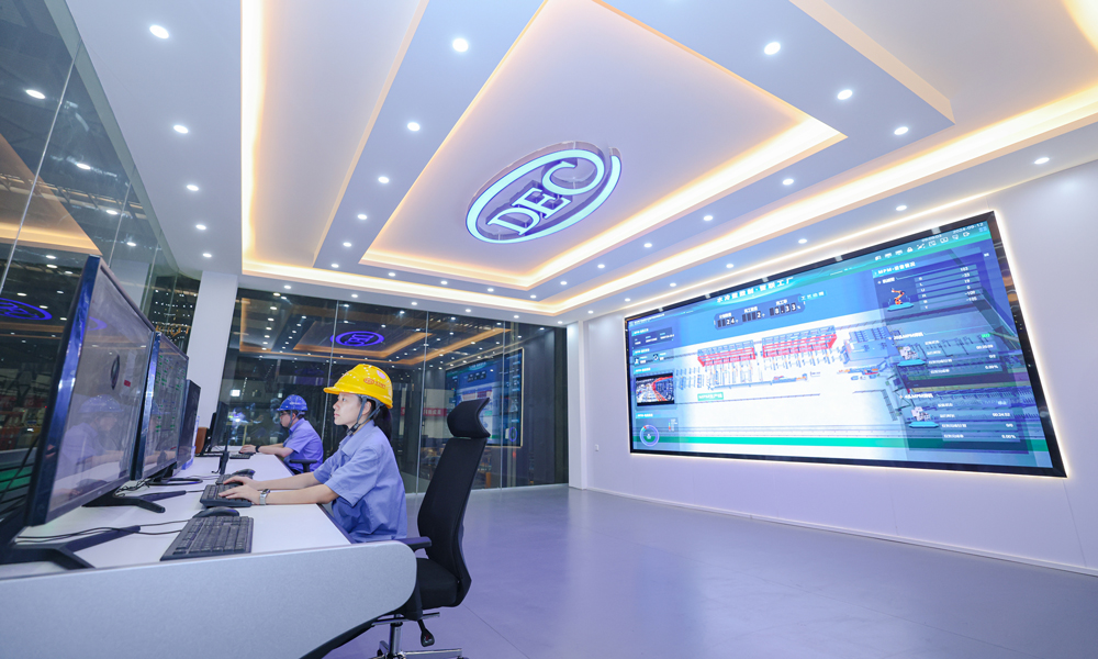 水冷壁數字化工廠融合了工業互聯網、工業機器人、機器視覺、大數據及人工智能等先進技術，試運行以來，實現設備數字化率達100%、在線檢測100%、材料利用率100%、自動排產100%、碳足跡覆蓋率100%、生產效率提高100%、人均產值提升5倍，0.9米每分鐘跑屏速度、20條焊縫同步跟蹤數據不斷被刷新，為生產提速、高效交付提供了堅實支撐。