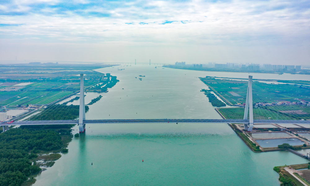 南中高速建成通車后，與深中通道形成Y型路網(wǎng)，北接南沙及粵北地區(qū)，西接中山、江門，向東快速連接深圳、香港，將粵港澳大灣區(qū)東西連為一體，對(duì)促進(jìn)區(qū)域一體化發(fā)展、帶動(dòng)粵港澳大灣區(qū)全面發(fā)展具有重要意義。