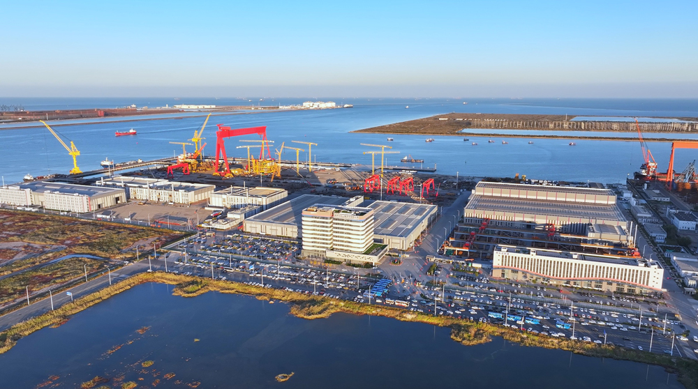 近日，我國首個海洋油氣裝備制造“智能工廠”——中國海油旗下海油工程天津智能制造基地全面投產(chǎn)。該基地占地面積約57.5萬平方米，核心設(shè)施包括4個智能生產(chǎn)車間、8個生產(chǎn)輔助中心和16個總裝工位，設(shè)計年產(chǎn)能8.8萬噸，擁有最大可停靠30萬噸級船舶、浮體的優(yōu)質(zhì)碼頭資源。