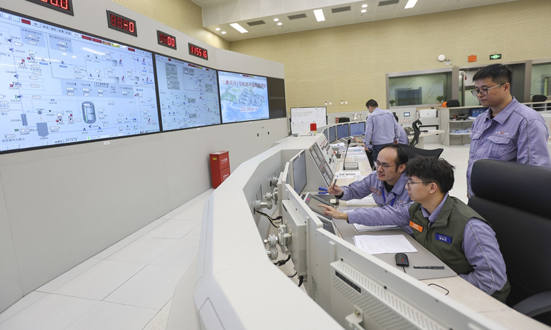 11月13日，在浙江省溫州市蒼南縣中廣核浙江三澳核電項目1號機組中控室，工作人員執行冷試操作。新華社發（蘇巧將 攝）
