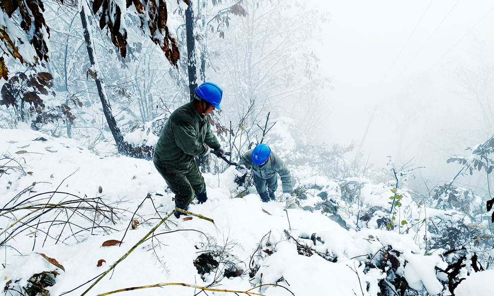 國(guó)家電網(wǎng)湖北十堰鄖西縣供電公司工作人員雪后特巡位于山區(qū)的10千伏紅巖線易覆冰區(qū)段，保障線路安全運(yùn)行。