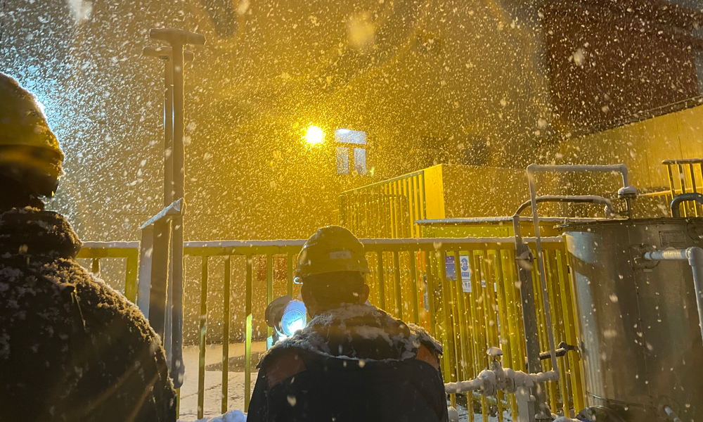 近日，遼寧紅沿河迎來今冬初雪。遼寧紅沿河核電有限公司提前部署各項迎峰度冬電力保障工作，做好低溫雨雪冰凍災害防范及應對。紅沿河核電電氣部安排專人24小時值守輸電線路智慧監測平臺，多名技術骨干對核電站外輸電線路展開全天特巡，定時通報導線在線溫度、覆冰厚度等情況，密切監控變化趨勢。