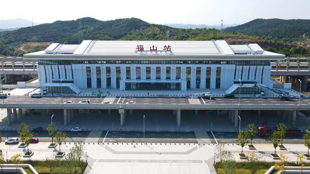 由中國建筑旗下中建八局承建的山東省新建濰坊至煙臺鐵路站房及相關(guān)工程，是國家“八縱八橫”高鐵主通道中沿海高鐵通道的重要組成部分，項目涵蓋濰煙高鐵全線5座新建站房分別為灰埠站、萊州站招遠站、煙臺西站、福山站以及2座改造站房分別為龍口市站、蓬萊市站，項目的通車結(jié)束了煙臺龍口、招遠、萊州等經(jīng)濟百強縣不通高鐵的歷史，標(biāo)志著煙臺市進入全域高鐵時代。