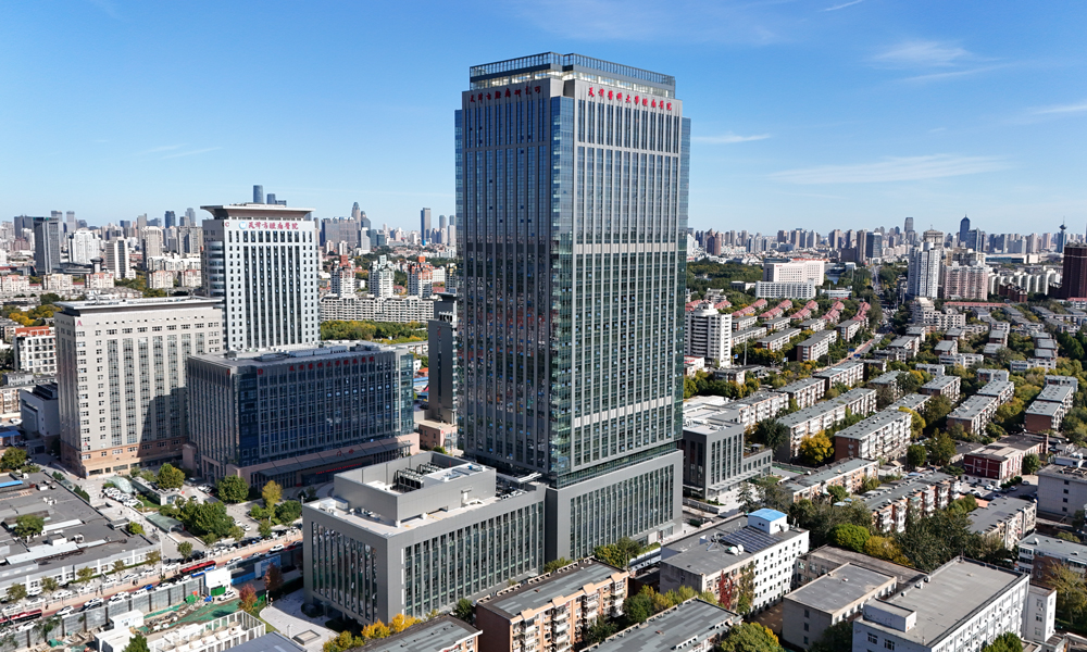 由中國建筑旗下中建八局承建的天津醫(yī)科大學(xué)腫瘤醫(yī)院擴建二期南院施工總承包項目，是天津衛(wèi)生領(lǐng)域重點工程項目，項目位于天津市河西區(qū)，總建筑面積約14.1萬平方米，分為轉(zhuǎn)化醫(yī)學(xué)與個體化腫瘤治療研究中心、體檢中心2個單體，項目是集醫(yī)、教、研、防為一體的大型三級甲等腫瘤專科醫(yī)院，全國三大頂級智能化腫瘤防治中心之一，投用后將助力天津建立健全市腫瘤防治三級網(wǎng)絡(luò)。