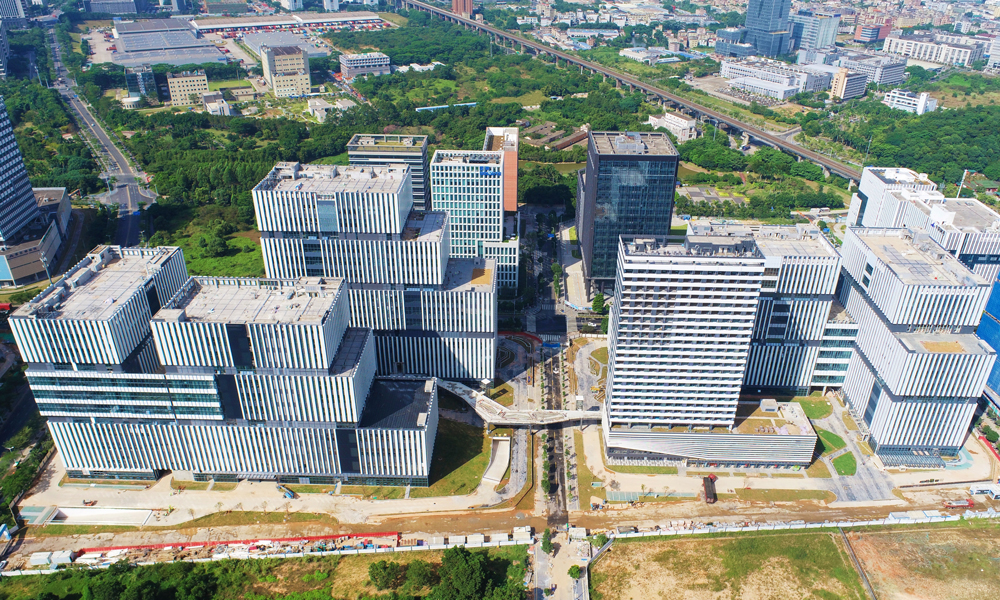 由中國建筑旗下中建科技承建的深港生物醫(yī)藥產(chǎn)業(yè)園設(shè)計采購施工總承包（EPC）項目，是裝配式混凝土結(jié)構(gòu)廠房，項目位于廣東省深圳市，總建筑面積24.13萬平方米，包括3棟廠房和1棟配套商業(yè)、食堂、宿舍綜合樓，項目投用后將成為集基礎(chǔ)研發(fā)、成果轉(zhuǎn)化、臨床應(yīng)用、高端制造于一體的生物醫(yī)藥產(chǎn)業(yè)標(biāo)桿園區(qū)，助力深圳坪山打造生物醫(yī)藥產(chǎn)業(yè)名片。