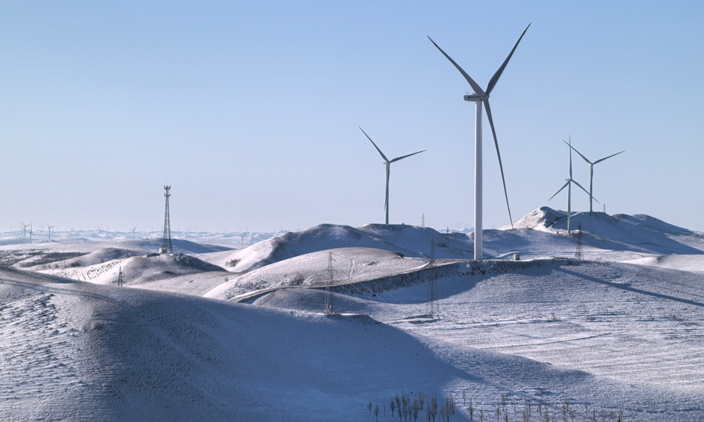 截至2024年12月23日，中國華能上都能源基地“風火儲”耦合發電四季度累計送出電量37.52億千瓦時，有效保障了京津唐地區安全穩定供電。該項目坐落于內蒙古錫林郭勒金蓮川大草原，是國家第一批以沙漠、戈壁、荒漠地區為重點的大型風電、光伏基地建設項目，也是全國首個開工、首先建成的“風火儲”打捆外送大型能源基地。項目建設僅僅用時23個月，創造了陸上基地型風電建設奇跡。與之配套的300兆瓦/600兆瓦時儲能項目，是全球裝機容量最大單層站房式儲能電站。
