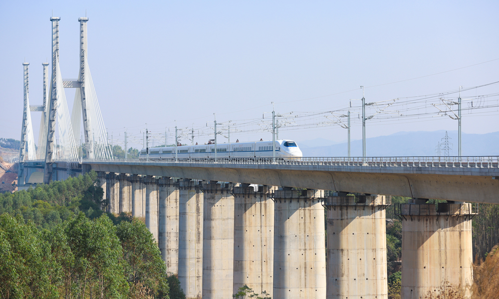 南珠高鐵西起廣西南寧市，東至廣東珠海市，線路全長約648公里，設計時速350公里。圖為動車組駛過南珠高鐵南玉段六律邕江特大橋。