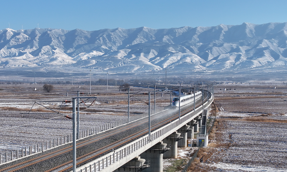 近日，中國中鐵旗下中鐵三局、六局、電氣化局、隧道局、建工、上海局參建的集寧經大同至原平高速鐵路（簡稱集大原高鐵）開通運營。集大原高鐵是我國“八縱八橫”高速鐵路網呼和浩特至南寧通道的重要組成部分，線路設計時速250公里，北起內蒙古烏蘭察布市（集寧），經山西大同、朔州，在忻州原平接入大西高速鐵路。開通運營后，太原至呼和浩特車程將由原先5個多小時壓縮至2.5小時左右。