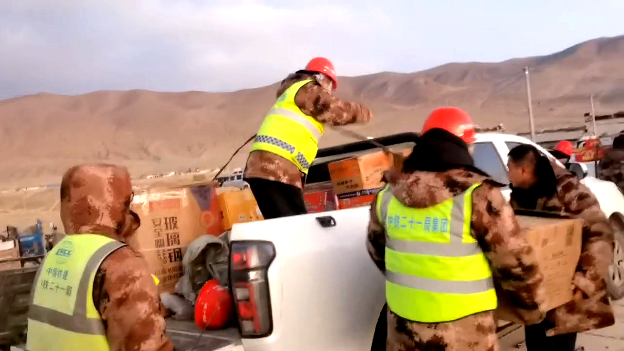 中鐵二十一局所屬西藏公路項目迅速與地方政府取得聯系，成立抗震救災應急小組，調集救災指揮車輛、機械設備7臺，組織20余名搶險隊員攜帶帳篷、被褥、礦泉水、八寶粥、方便面、氧氣瓶及醫療等救災物資，奔赴地震災區。首批搶險隊員已于7日18時抵達定日縣措果鄉抗震救災指揮部，按照指揮部統一安排部署，協助長所鄉進行物資運輸與發放。