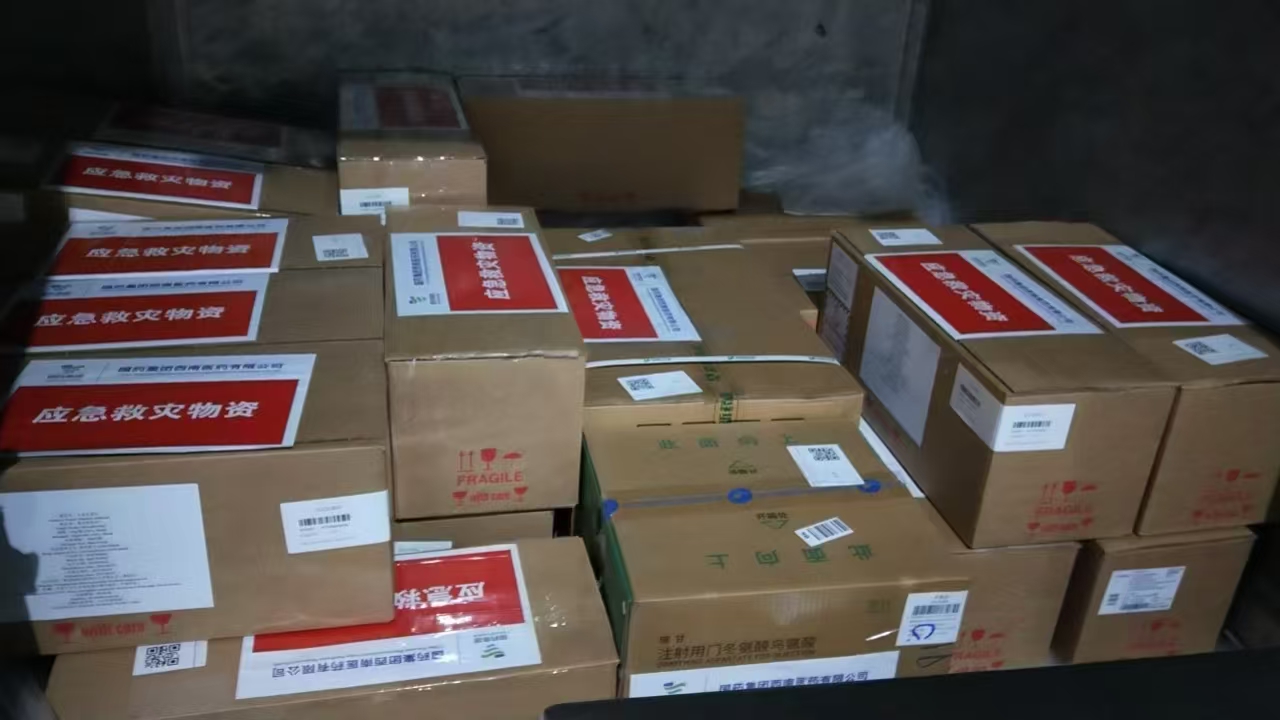 1月7日9時(shí)5分，西藏日喀則市定日縣發(fā)生6.8級(jí)地震，造成重大人員傷亡，大量房屋倒塌。1月7日17時(shí)30分，國(guó)藥集團(tuán)所屬國(guó)藥集團(tuán)西南醫(yī)藥有限公司（簡(jiǎn)稱“國(guó)藥西南”）接到日喀則市人民醫(yī)院應(yīng)急保供需求，為災(zāi)區(qū)重癥患者提供相關(guān)急救藥品。17點(diǎn)43分，國(guó)藥西南以最快速度完成首批藥品出庫(kù)準(zhǔn)備工作。