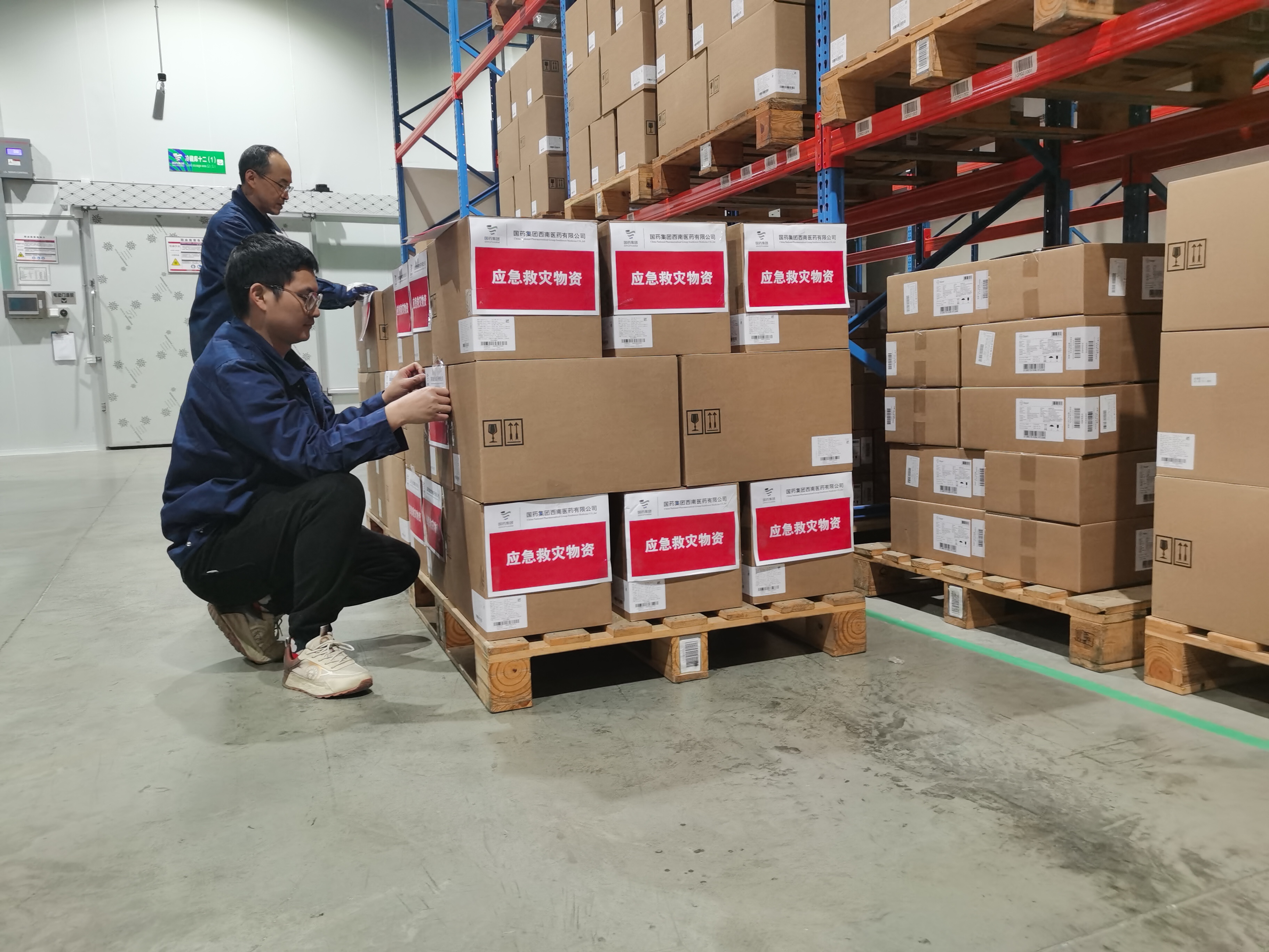 本批保供藥品含人血白蛋白、注射抗生素及其他呼吸系統(tǒng)用藥等共計(jì) 3230瓶（盒），經(jīng)國(guó)藥西南全力組織協(xié)調(diào)，該批藥品將通過(guò)冷鏈運(yùn)輸，火速運(yùn)抵日喀則市人民醫(yī)院。
