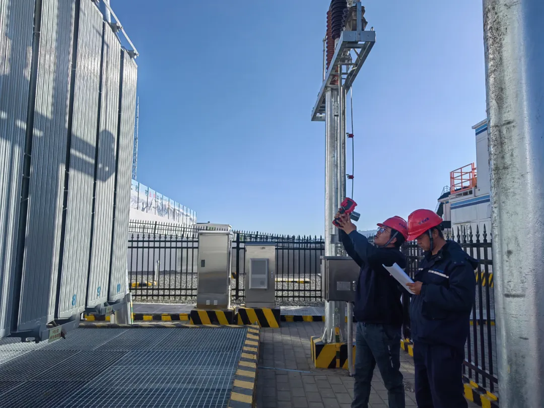 1月7日9時5分，西藏日喀則市定日縣發生6.8級地震，造成重大人員傷亡，大量房屋倒塌。地震發生后，中國華電所屬華電西藏公司全面排查光伏場站設備、建筑物、輸電線路等重點部位，持續加強現場巡檢、光伏電站運行監控，積極做好應急處置工作。同時，嚴密加強與地方政府、地震、氣象、消防及醫療等部門聯系，密切關注震情與天氣情況，全力做好余震監測防范和各類次生災害應急處置工作，嚴防次生災害。截至目前，場站無人員傷亡、設備受損情況報告，設備參數正常，場站穩定運行。