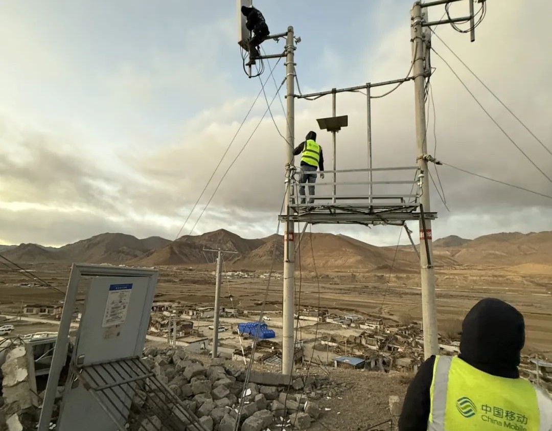 震災害致使當地通信基礎設施遭到嚴重損毀，面對這一緊急情況，中國移動西藏公司日喀則分公司網財聯合黨支部緊急成立43人專業應急保障黨員突擊隊，奔赴定日縣開展全面排查和緊急修復工作。與時間賽跑，緊急搶修受損的通信線路和設備，為救援工作構筑起一條條寶貴的“生命線”。