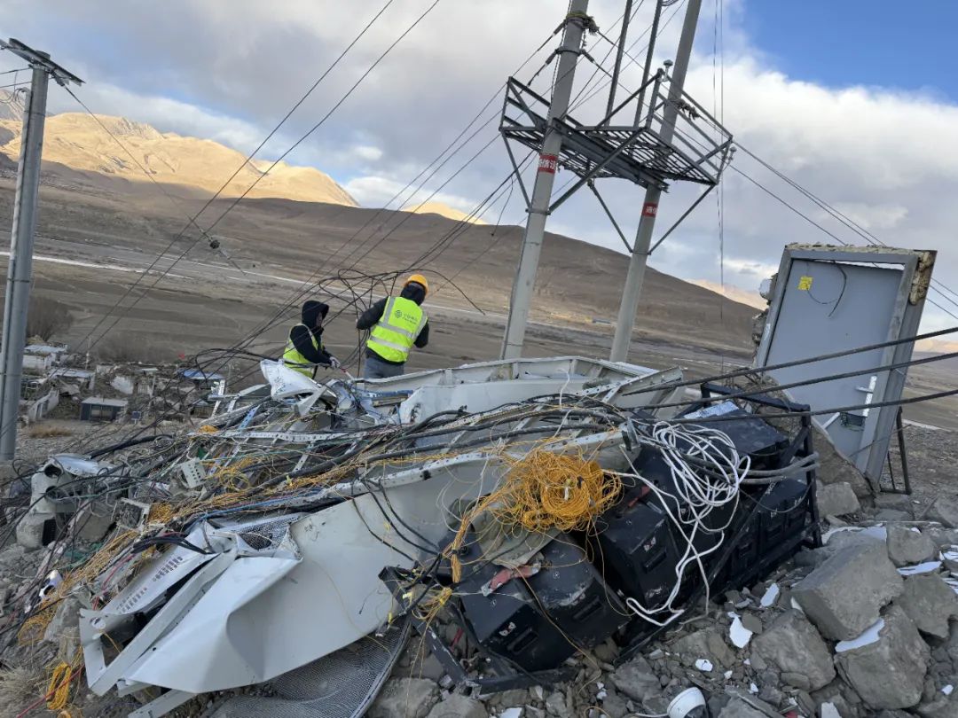 針對高海拔、遠距離、地形復雜等特殊應急救援場景，中國移動迅速從拉薩調配無人機運往定日縣，將在當地進行通信保障，通過衛星鏈路快速建立傳輸通道，開通基站，作為臨時的“基站塔”，為地震災區用戶提供24小時不間斷應急通信保障。