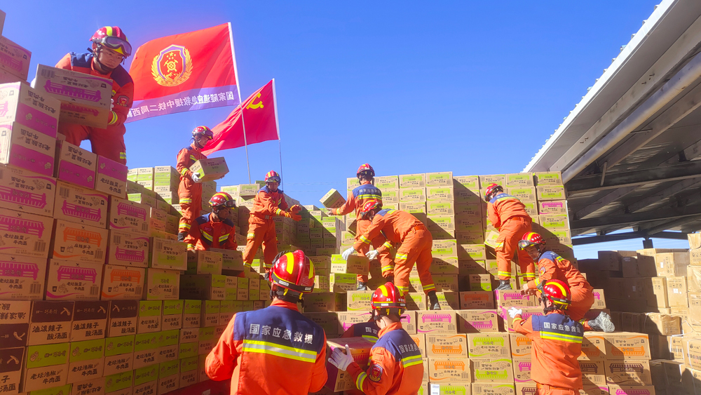 1月7日9時05分，西藏日喀則市定日縣發(fā)生6.8級地震。中國中鐵第一時間配合當?shù)亻_展災后救援。當日10時20分，國家隧道應急救援中鐵二局西藏隊接到西藏自治區(qū)應急管理廳指令后，迅速整隊出發(fā)奔赴定日縣。此次行動，西藏隊分4批次出動23名救援人員、7輛救援車輛、30余臺(套)專業(yè)救援設備。急行軍16個小時，1月8日3時50分到達定日縣后，西藏隊立即參加救援工作。圖為西藏隊在定日縣救援物資集散中心進行物資裝卸工作，截至8日下午，該隊完成裝卸救災物資300余噸。
