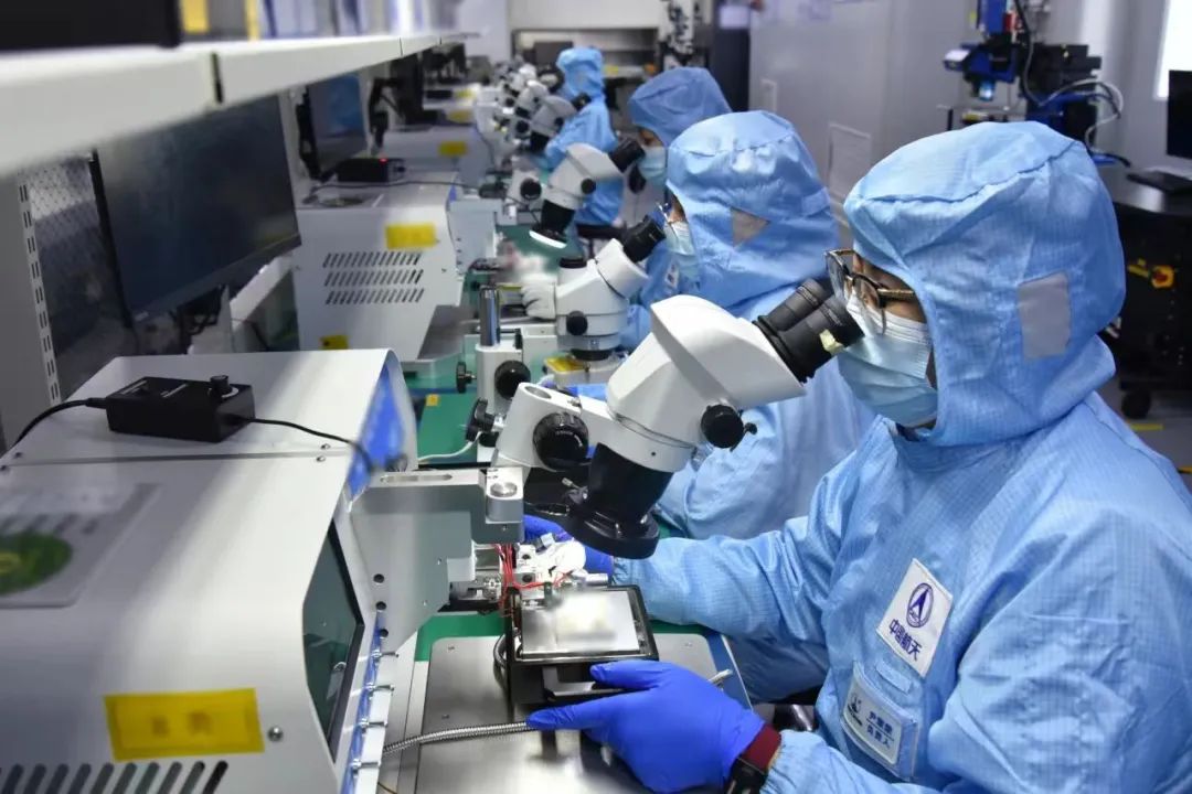 航天科技旗下九院704所微波工藝中心雷達型號微組裝生產團隊全力搶抓相關工作，自動化生產線引線鍵合工序與封焊工序人員全員上崗推進，設備24小時高效運轉，確保雷達產品任務交付。圖為704所微波工藝中心生產現(xiàn)場。穆弘臻 