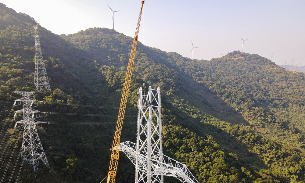 近日，施工人員在廣東500千伏陽(yáng)江青洲一、二海上風(fēng)電接入系統(tǒng)工程進(jìn)行桿塔組立作業(yè)。工程建成后，將進(jìn)一步滿足陽(yáng)江等海域海上風(fēng)電發(fā)電送出需求，將更多綠色清潔能源送往粵港澳大灣區(qū)。