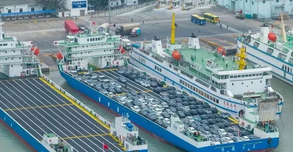 中遠海運為今年瓊州海峽春運工作投入了新能源車輛專用運輸船——“綠源一號”輪、“綠源二號”輪。在4個港口將每天至少安排20個進出島航次，并根據船票候補登記情況適時增開航班，預計每日最多能運輸新能源汽車3500輛左右。