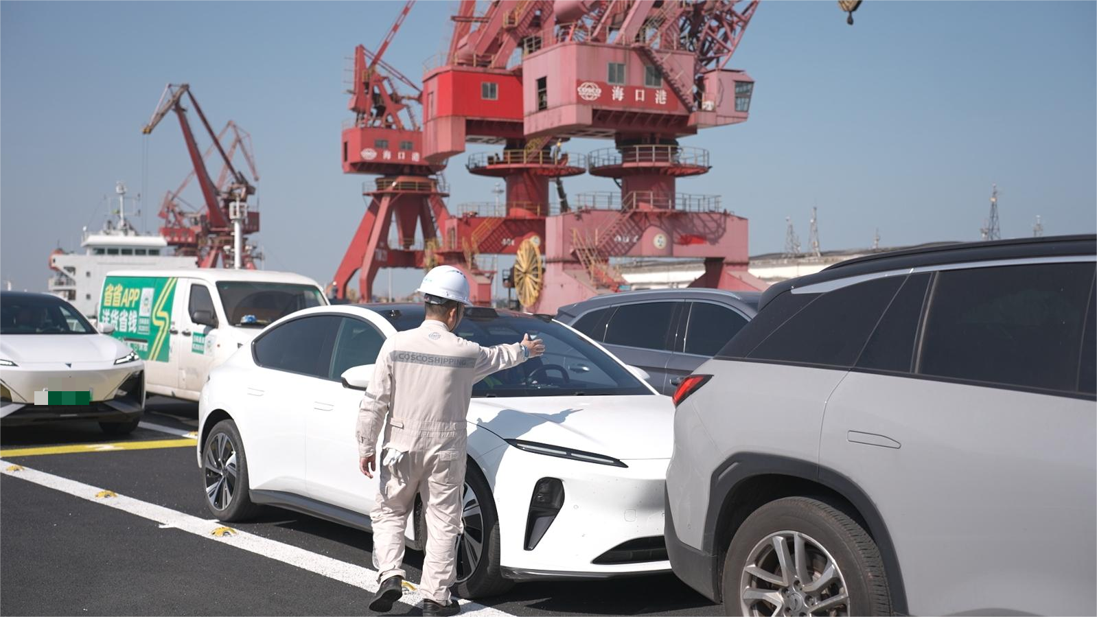 這兩艘新能源車輛專用運輸船單航次可運輸約160輛新能源小汽車，與現有的普通客滾船相比提升60%以上，可有效緩解新能源汽車疏運壓力。圖為“綠源一號”輪船員正嚴格按照操作規程進行船舶裝載工作，保障船舶裝載過程中的安全。