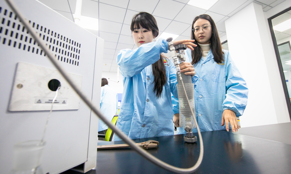 輸氣管理處計量監督檢測站化驗員通過色譜分析儀分析天然氣組成。檢測人員每季度要前往四川盆地120多個點位進行取樣檢測，總行程超過5000公里。