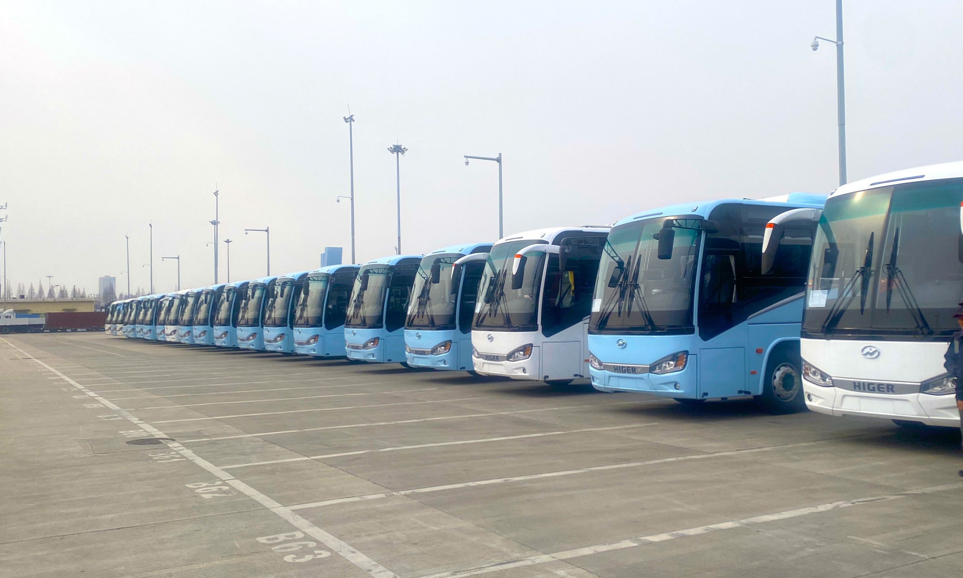 蛇年新春，滿載著中國智慧與創新的新能源大巴即將開啟跨洋之旅，在異國他鄉以“零排放”出行，傳遞中國春節里的“綠色”祝福。過去一年，中遠海運旗下太倉外代公司多次完成新能源大巴的出口業務，總計出口量達500輛，這些新能源大巴出口多個“一帶一路”沿線國家。針對不同車型、不同運輸需求，采用不同的裝箱工藝和個性定制化的加固材料，全方位保障每一輛大巴在漫長旅途中的安全。