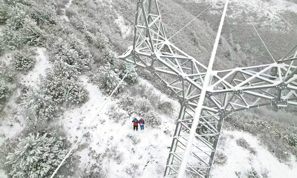 國家電網四川涼山供電公司工作人員特巡110千伏越喜一線。　