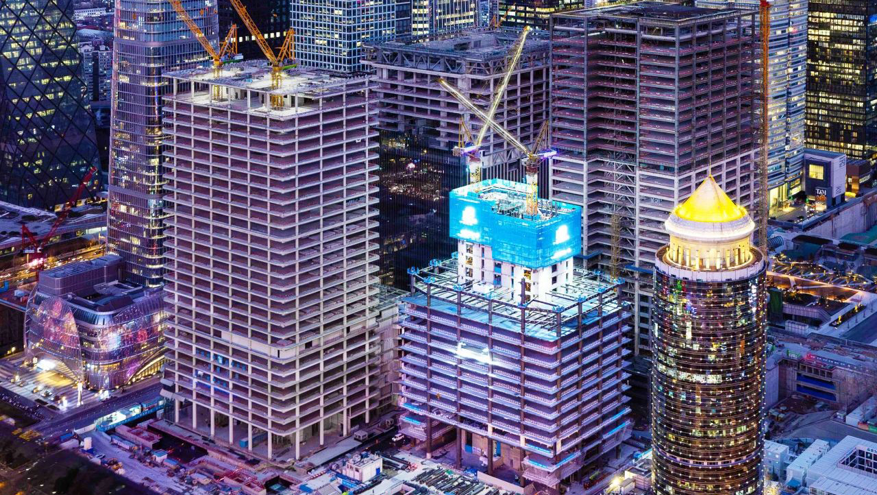 中國建筑為大家保險北京CBD-Z5地塊項目量身定制的自動化控制液壓爬模技術，可實現核心筒主體結構建造6天一層樓，外加單次爬升每層僅需30分鐘的造樓機，為超高層建筑狹小空間的快速建造，安上了“加速器”，該項目計劃提前90天完成160米超高層核心筒封頂。