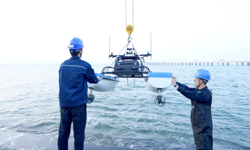國家電網福建廈門供電公司電纜運檢人員在集美跨海大橋附近海域開展海底電纜無人艇巡檢。