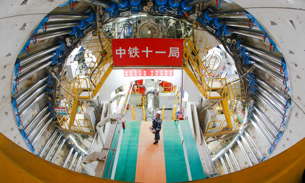 當前，中國鐵建錨定高質(zhì)量發(fā)展目標，堅持不懈打造品質(zhì)工程，全力推動各項重點項目建設(shè)。圖為在中鐵十一局參建的世界最長海底高鐵隧道——甬舟鐵路金塘海底隧道，建設(shè)者進行“定海號”管片拼裝作業(yè)。工程建成后，寧波至舟山通行縮至26分鐘，助力舟山群島融入國家高鐵網(wǎng)。