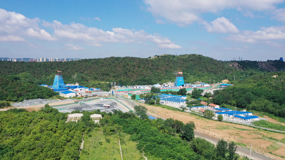 近日，中國(guó)五礦陳臺(tái)溝鐵礦項(xiàng)目建設(shè)現(xiàn)場(chǎng)一片繁忙景象。作為國(guó)家“基石計(jì)劃”首批開(kāi)工的重點(diǎn)項(xiàng)目，陳臺(tái)溝鐵礦緊緊錨定“2026年7月實(shí)現(xiàn)試生產(chǎn)”目標(biāo)，狠抓井巷工程建設(shè)，倒排網(wǎng)絡(luò)計(jì)劃，加快關(guān)鍵線路施工，力爭(zhēng)2025年全年完成29.5萬(wàn)立方米工程量，確保年底前井巷工程完成90%以上，為明年按期進(jìn)入生產(chǎn)階段打下堅(jiān)實(shí)基礎(chǔ)。